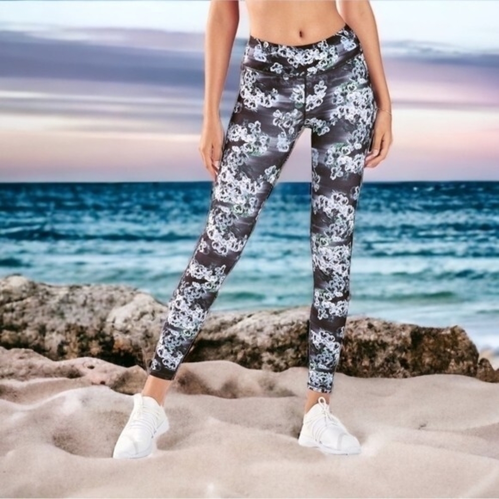 FABLETICS PureLuxe Womens Capri Leggings S Grey Blue Floral High Waist VG